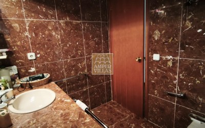 Spacious bungalow with a communal swimming pool and tennis court next to the golf club.